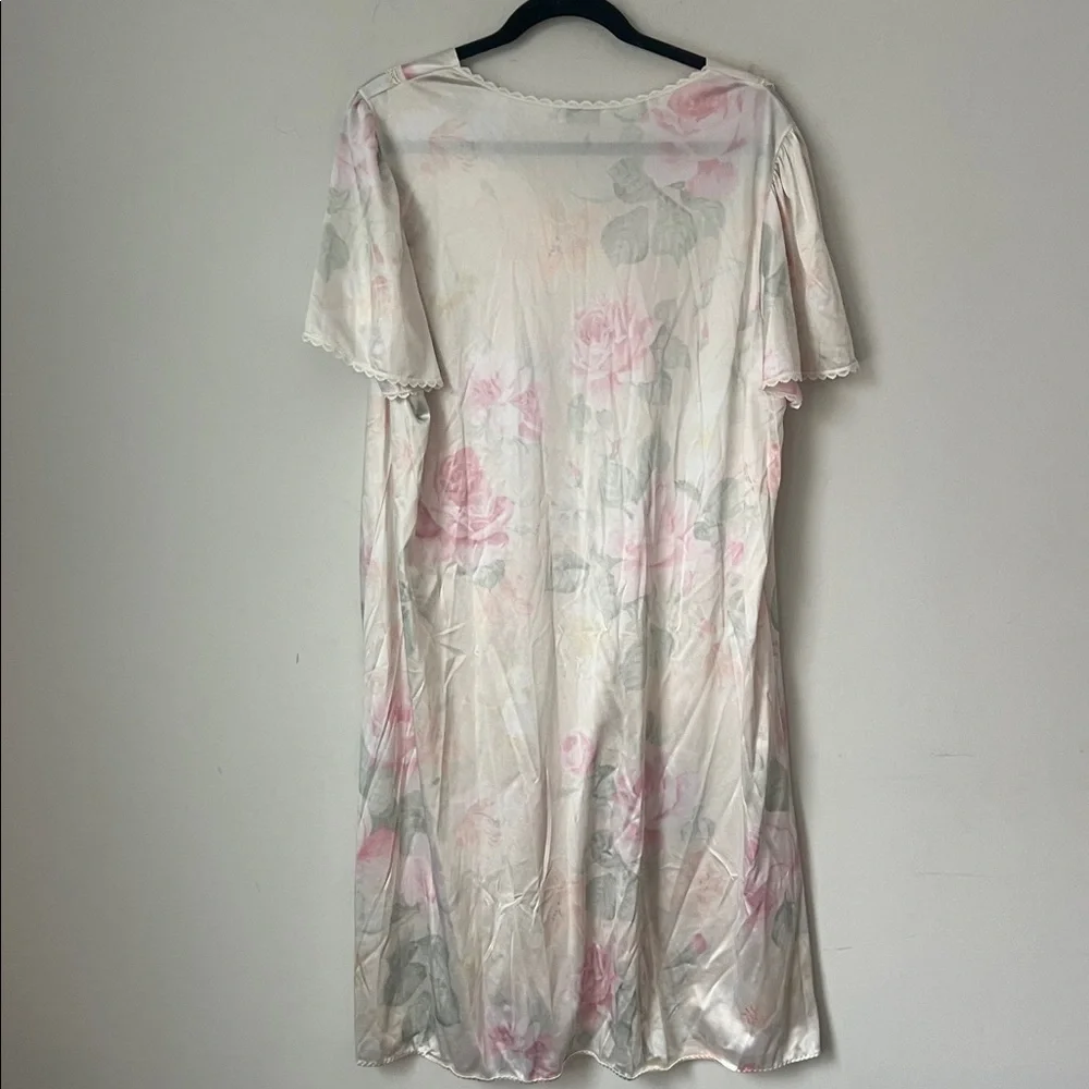 Vtg 80’s Lorraine Made in USA‎ Flowers nightgown size Medium. 🟦
